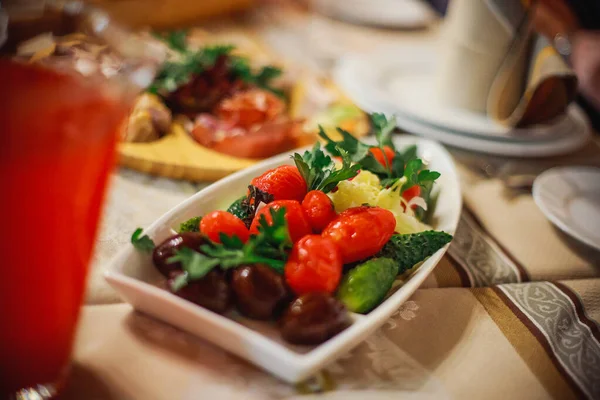 Turşulu tabak - tuzlu, tuzlu domates, turşu, konserve soğan ve maydanozla süslenmiş. Bayram onuruna verilen ziyafette restoranda soğuk mezeler. Ukrayna 'da yeni yıl masası.