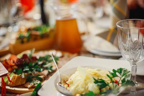 Lokantada fındıklı patates püresi. Bayram onuruna verilen ziyafetin olduğu restoranda soğuk mezeler. Ukrayna 'da yeni yıl masası.