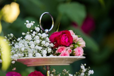 Pasta için bir buket çiçek. Taze çiçeklerle kutlama dekorasyonu. Düğünler ve ziyafetler için çiçek dekoru.