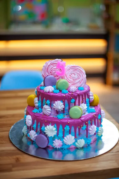 Çocuğun doğum günü için güzel bir pasta. Pasta 5 numara. Pastadaki 5 numaralı mum. Marşmelov ve kurabiyelerle süslenmiş. Tatil için pembe iki katlı pastayla mavi