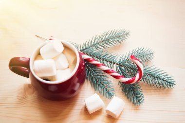 Kırmızı bardakta marshmallow mashmeu ve noel kancası. Yeni yıl kartı için arka plan..