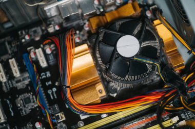 Bakım güncelleme sistemi konsepti. bilgisayar parçaları sabit disk, ram, CPU, grafik kartı, sağlam durum sürücüsü SSD, ana kart, araçlar