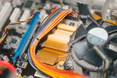 Bakım güncelleme sistemi konsepti. bilgisayar parçaları sabit disk, ram, CPU, grafik kartı, sağlam durum sürücüsü SSD, anakart, araçlar. Boşluğu kopyala