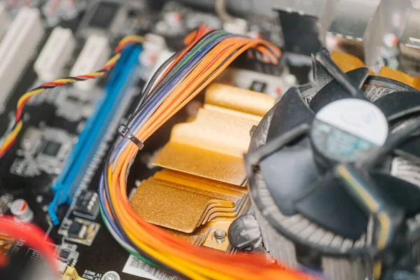 Bakım güncelleme sistemi konsepti. bilgisayar parçaları sabit disk, ram, CPU, grafik kartı, sağlam durum sürücüsü SSD, anakart, araçlar. Boşluğu kopyala