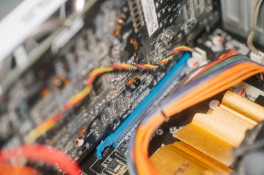 Bakım güncelleme sistemi konsepti. bilgisayar parçaları sabit disk, ram, CPU, grafik kartı, sağlam durum sürücüsü SSD, anakart, araçlar. Boşluğu kopyala
