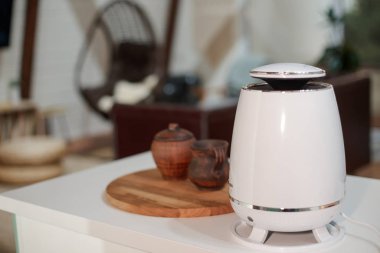 Modern dağ evi tarzı dairenin arka planına karşı beyaz nemlendirici..