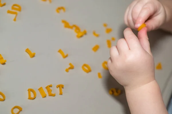 Mano Del Niño Recogiendo Cartas Pasta Mesa Desarrollo Las Prácticas —  Fotos de Stock