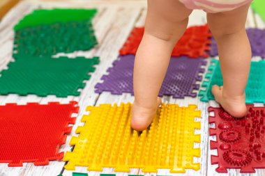 Çocuk ayak masaj minderi üzerinde