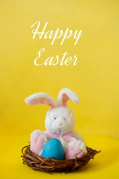 Juguete Conejito Pascua Nido Con Huevo Azul Sobre Fondo Amarillo —  Fotos de Stock