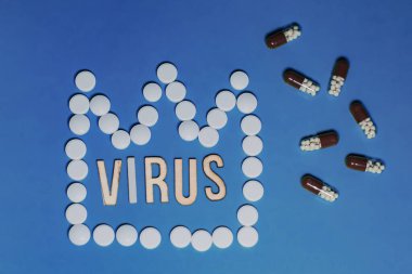 Virüs 'e mesaj at. Coronavirus salgını kavramını sembolize eden taç şeklinde beyaz tabletler. 2019-NCoV virüs enfeksiyonu Çin, Wuhan 'dan kaynaklanıyor.