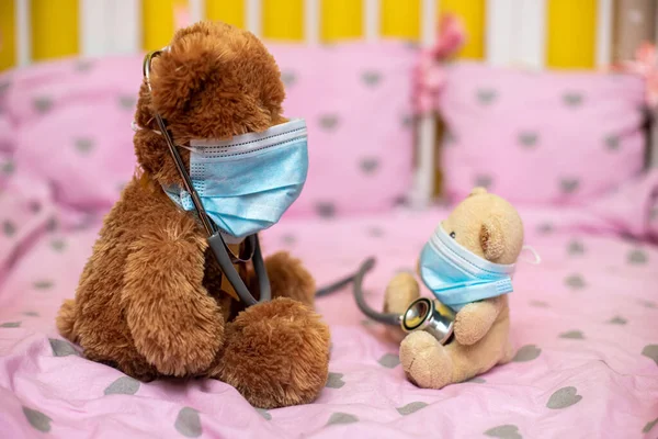 Großer Teddybär Mit Phonendoskop Schutzmaske Und Kleiner Teddybär Medizinischer Maske — Stockfoto