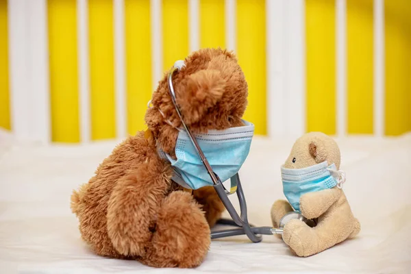 침대에 마스크를 커다란 베어와 의료용 마스크를 곰이다 코로나 바이러스 전염병 — 스톡 사진