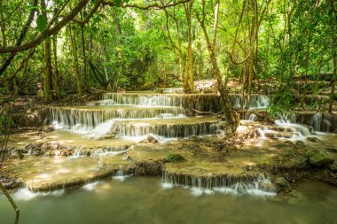 Karın bölgesinde iz bırakan kadın.