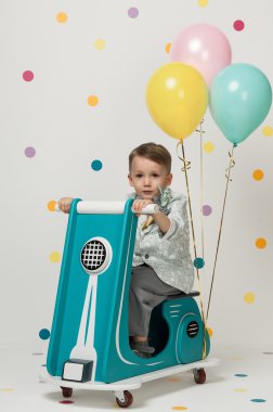 çocuk oyuncak motosiklet üzerinde beyaz bir arka plan üzerinde