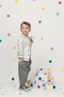 Takım elbiseli küçük çocuk