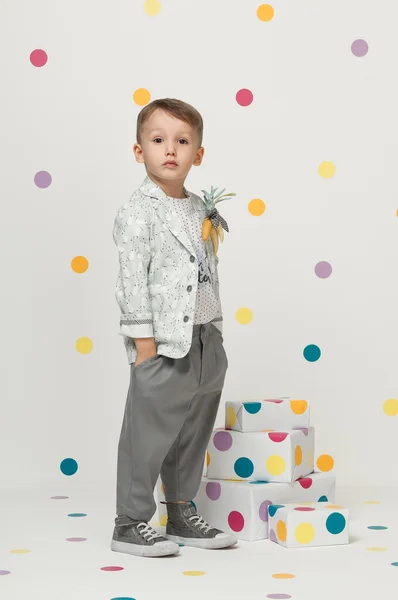 Μικρό αγόρι σε ένα κοστούμι — Φωτογραφία Αρχείου