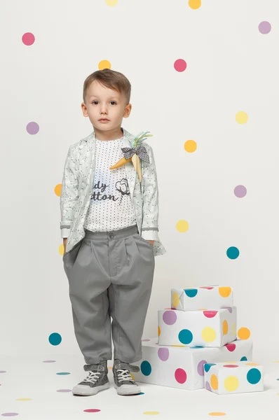 Kleine jongen in een pak — Stockfoto