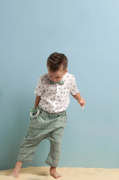 Mały chłopiec w krótkich spodenkach — Zdjęcie stockowe