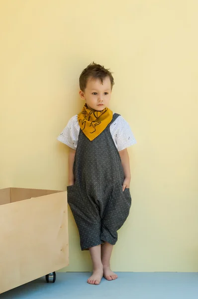 Μικρό αγόρι σε μια ολόσωμη φόρμα — Φωτογραφία Αρχείου