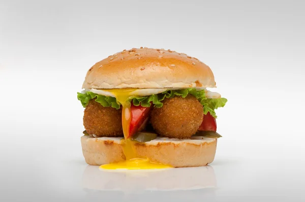 Чизбургер на светлом фоне — стоковое фото