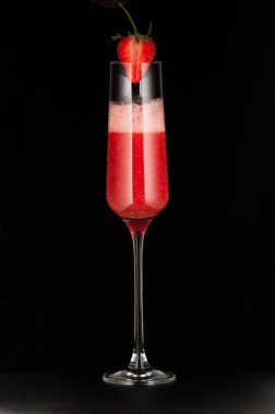 karanlık bir arka plan üzerinde içecekler