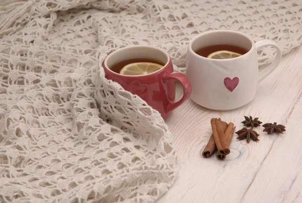 Two cups of tea and a scarf — Stock Photo, Image