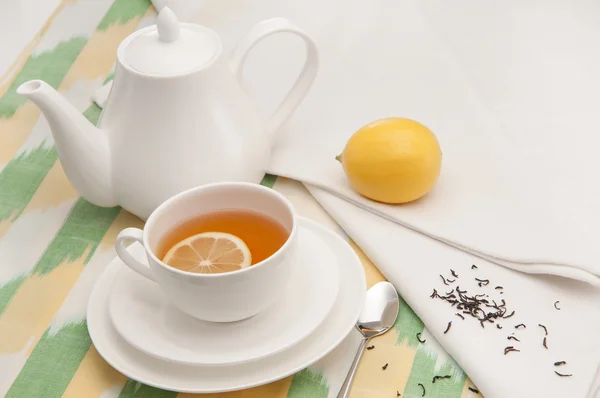 Tasse de soucoupe de thé et serviette — Photo
