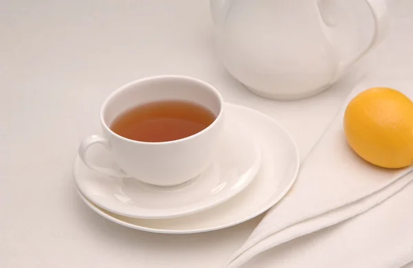 Tasse de soucoupe de thé et serviette — Photo
