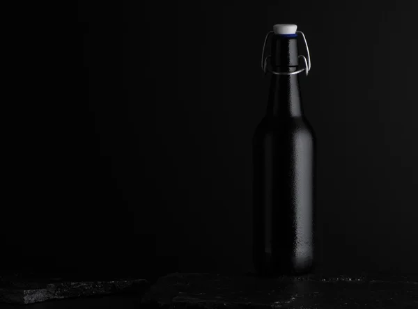 Μπουκάλι πάνω σε μαύρο φόντο — Φωτογραφία Αρχείου