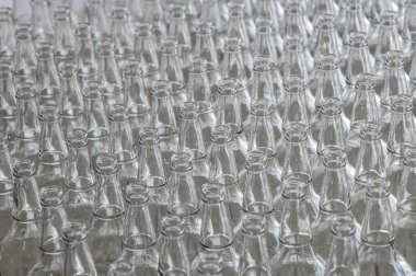 bir sürü cam şişeler