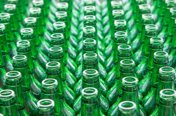 bir sürü cam şişeler