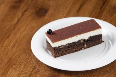 dondurma yuvarlak plaka üzerinde