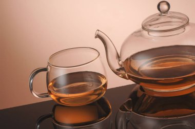 Şeffaf cam çaydanlık ve bardak çay ile