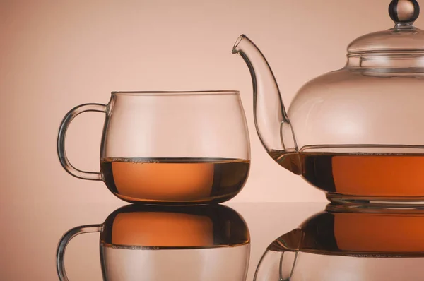 Théière en verre transparent et tasse avec thé — Photo