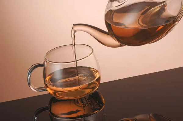 Théière en verre transparent et tasse avec thé — Photo