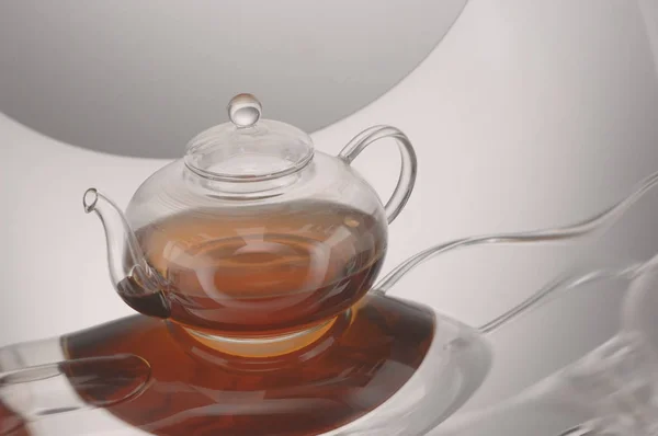 Átlátszó üveg teáskanna és tea cup — Stock Fotó