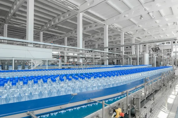 För produktion av plastflaskor fabrik — Stockfoto