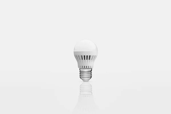 Lampe à économie d'énergie sur fond blanc — Photo