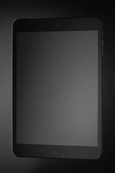 Черный планшет на белом фоне — стоковое фото
