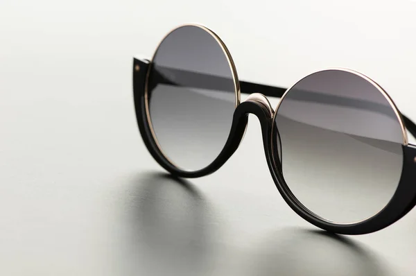 Okulary przeciwsłoneczne na światło białe tło — Zdjęcie stockowe