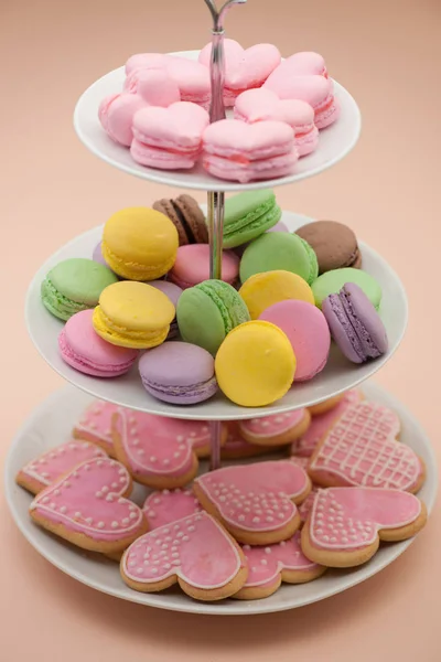 Galletas en forma de corazones en el Día de San Valentín — Foto de Stock