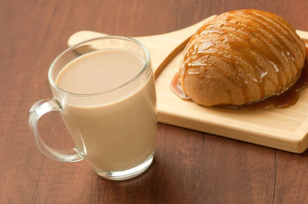 Brot und ein Glas Cocktail — Stockfoto