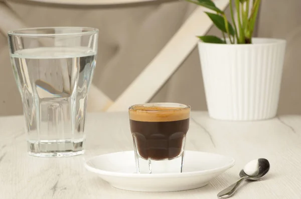 Tasse Kaffee auf dem Tisch — Stockfoto