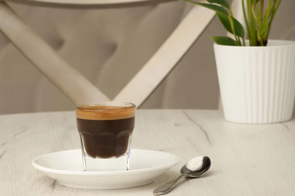 Tasse Kaffee auf dem Tisch — Stockfoto