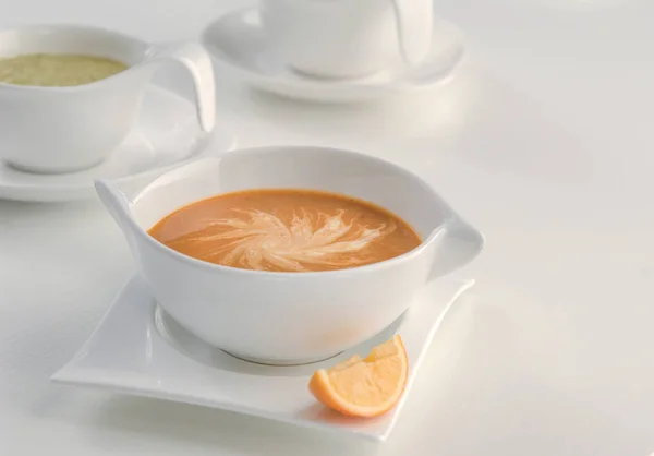 Suppe in einer weißen Tasse pürieren — Stockfoto