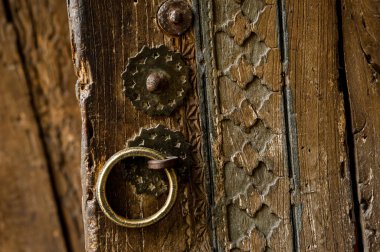 parçalar ve eski kapı unsurları