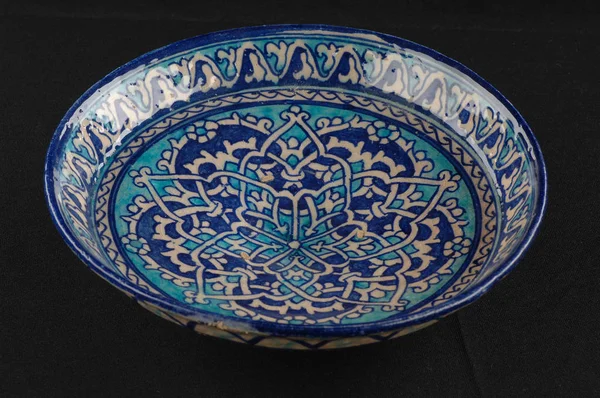 Восточная антикварная керамическая плита — стоковое фото