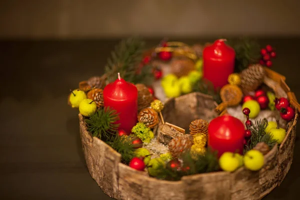 Рождественские свечи на сером фоне — стоковое фото