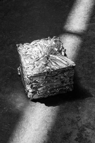 Pressionado em um pedaço de metal cubo — Fotografia de Stock