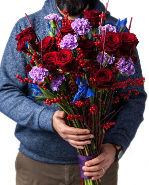 Çiçekler kendi elinde tutan adam — Stok fotoğraf